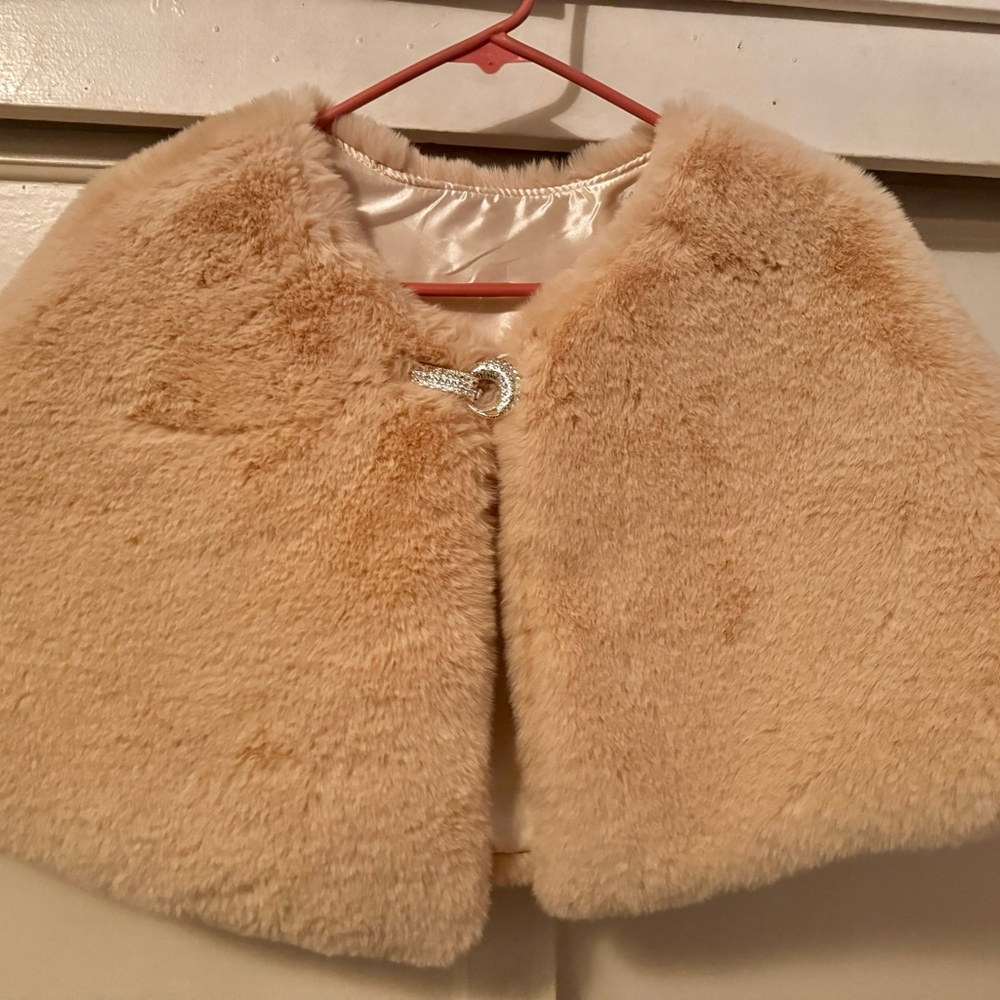 Chic Faux Fur Capelet in Beige